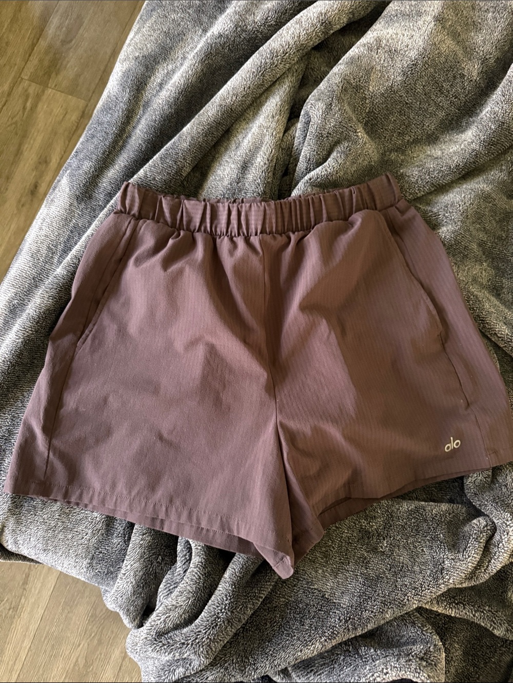 LIKE NEW ALO Ready Set Shorts, Raisin, size S - Picture 5 of 8